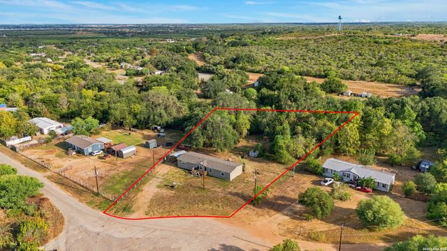 955 County Road 6753, Devine, TX 78016