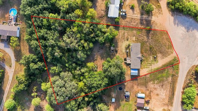 955 County Road 6753, Devine, TX 78016