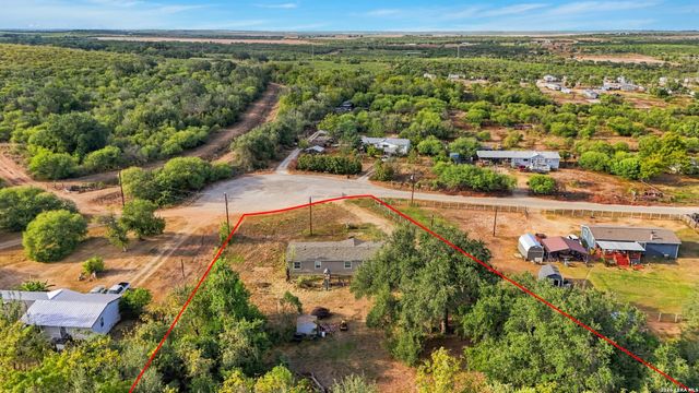955 County Road 6753, Devine, TX 78016