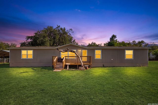 955 County Road 6753, Devine, TX 78016
