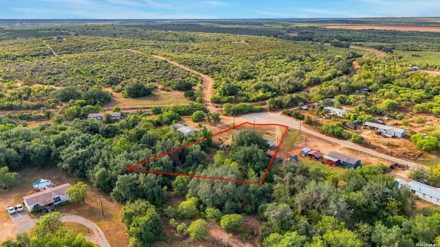 955 County Road 6753, Devine, TX 78016