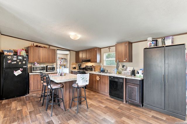 955 County Road 6753, Devine, TX 78016