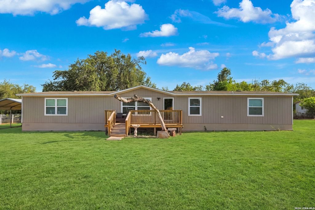 955 County Road 6753, Devine, TX 78016
