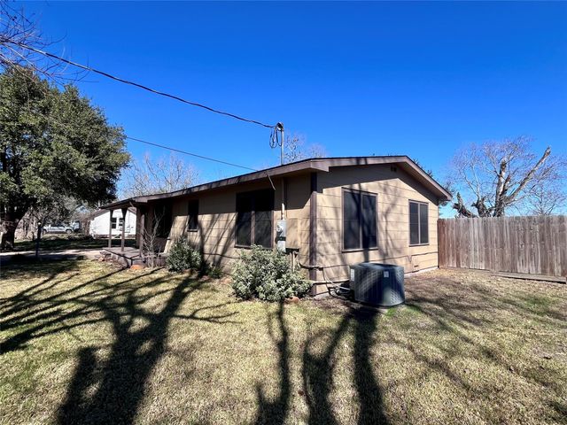 1004 N Center Street, Weimar, TX 78962