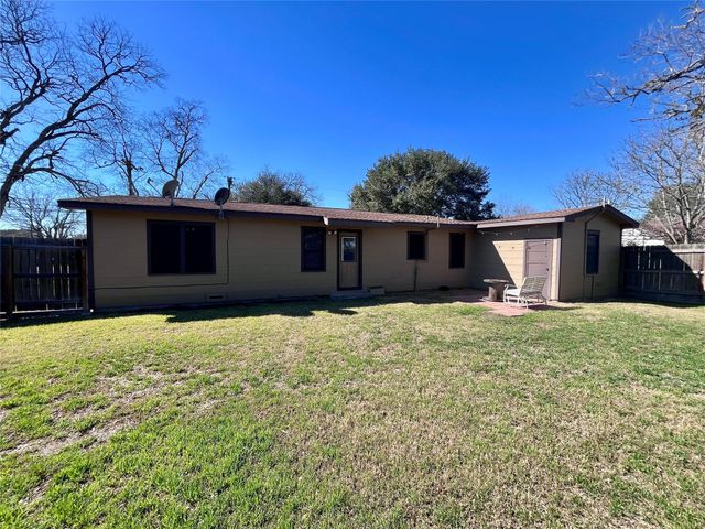 1004 N Center Street, Weimar, TX 78962
