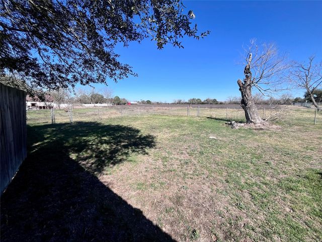 1004 N Center Street, Weimar, TX 78962