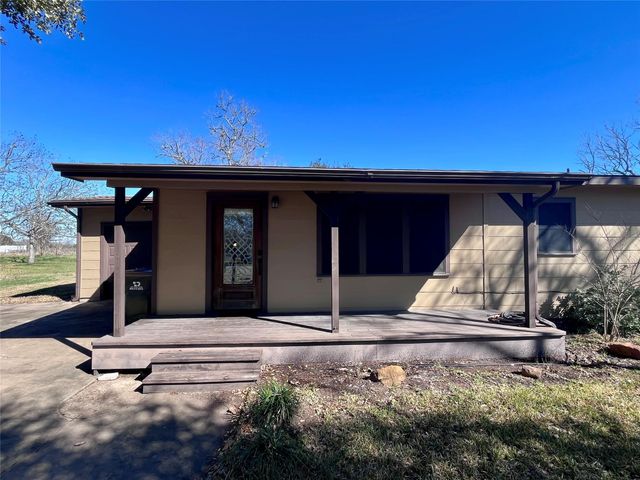 1004 N Center Street, Weimar, TX 78962