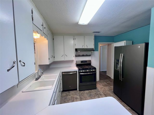 1004 N Center Street, Weimar, TX 78962