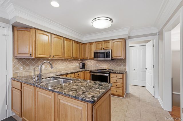 4782 Pine Eagles Drive 12, Genoa Township, MI 48116