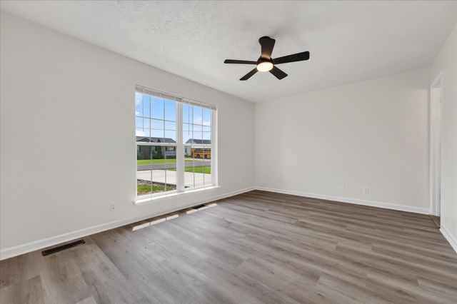 529 Gainey Dr, Oak Grove, KY 42262