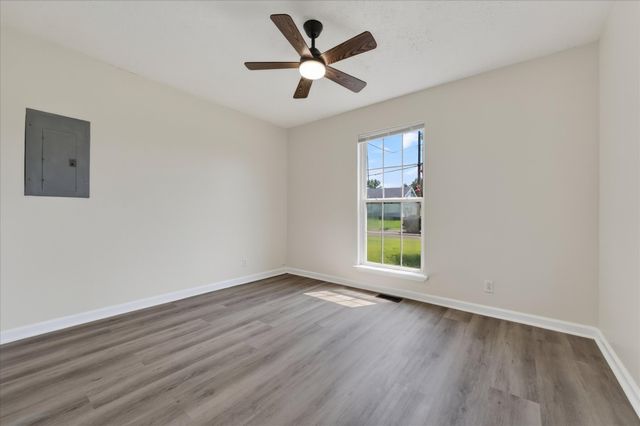 529 Gainey Dr, Oak Grove, KY 42262