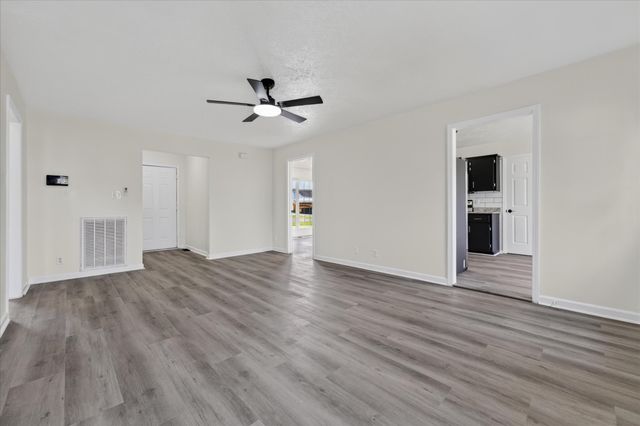 529 Gainey Dr, Oak Grove, KY 42262