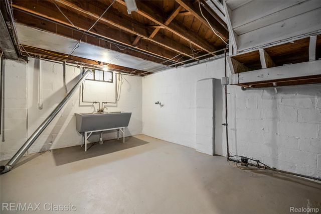 635 Wesbrook Street, Pontiac, MI 48340