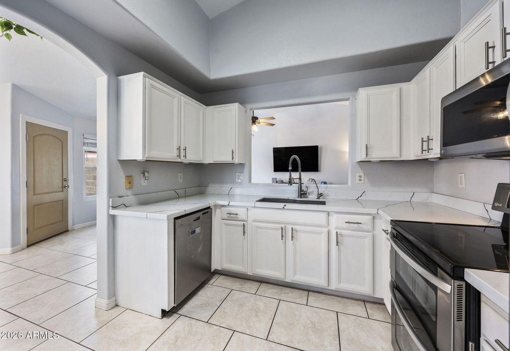 Image 10 of property listing at 4831 W TOPEKA Drive, Glendale, AZ 85308