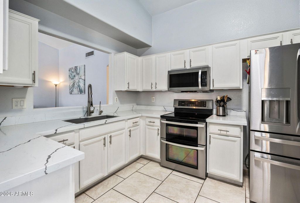 Image 11 of property listing at 4831 W TOPEKA Drive, Glendale, AZ 85308