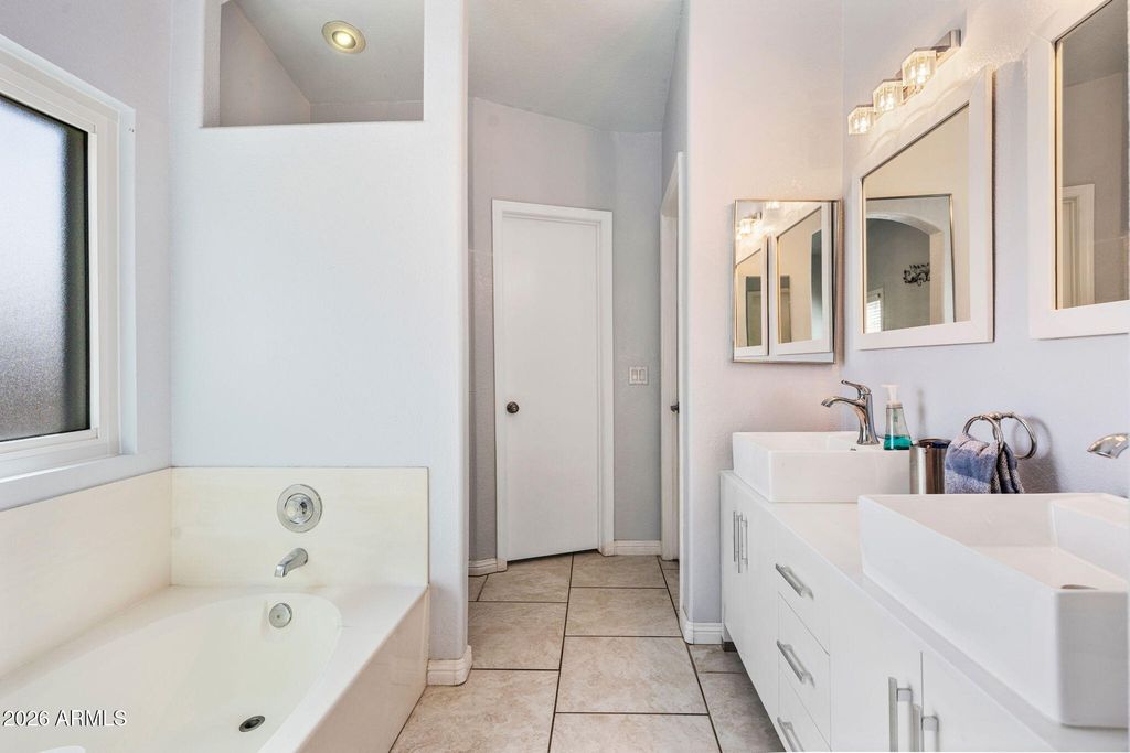 Image 15 of property listing at 4831 W TOPEKA Drive, Glendale, AZ 85308