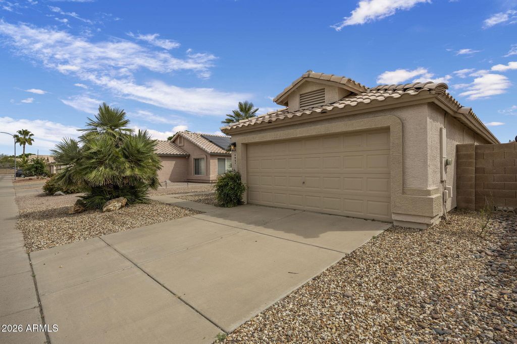 Image 3 of property listing at 4831 W TOPEKA Drive, Glendale, AZ 85308