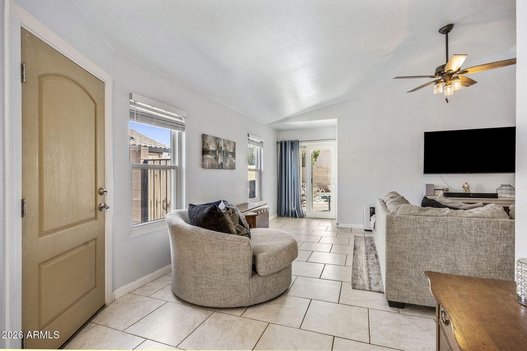 Image 4 of property listing at 4831 W TOPEKA Drive, Glendale, AZ 85308
