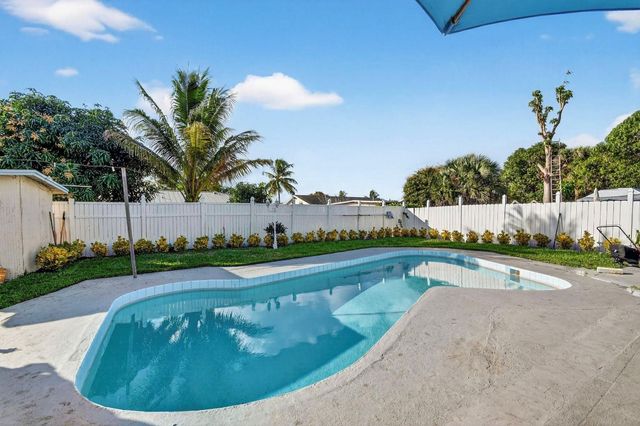 5590 S 35th Court, Greenacres, FL 33463