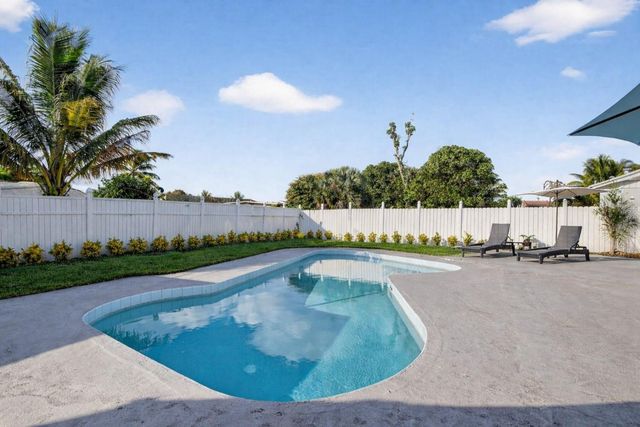 5590 S 35th Court, Greenacres, FL 33463