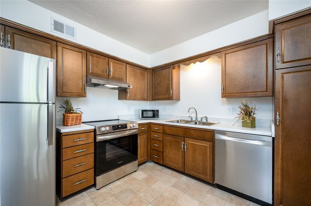 5703 Golden Court NE 34, Cedar Rapids, IA 52402