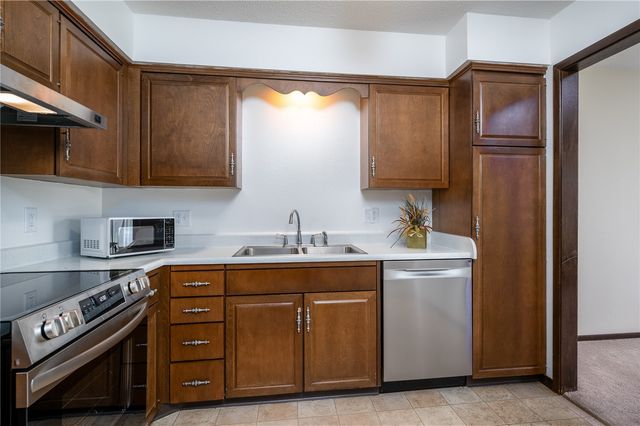 5703 Golden Court NE 34, Cedar Rapids, IA 52402