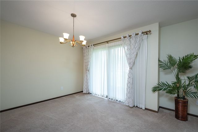 5703 Golden Court NE 34, Cedar Rapids, IA 52402