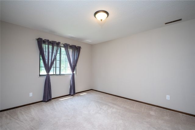 5703 Golden Court NE 34, Cedar Rapids, IA 52402