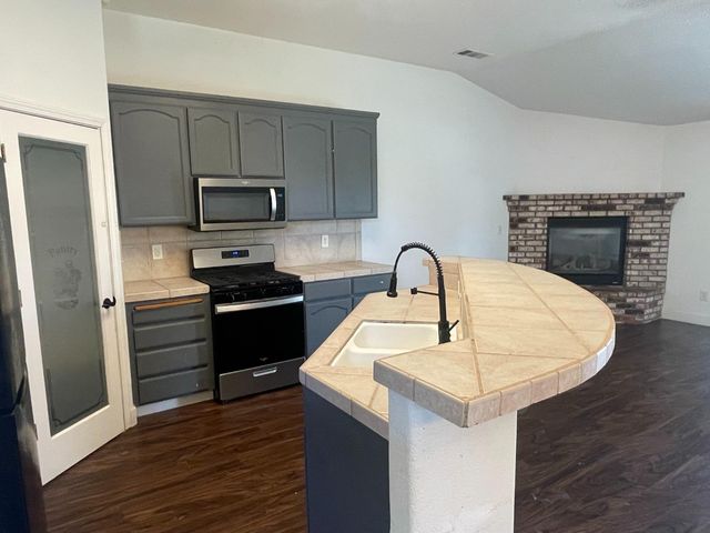 549 Victory Ave, Manteca, CA 95336