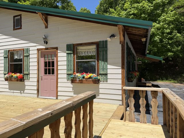 242 Cane Creek Rd, Hohenwald, TN 38462