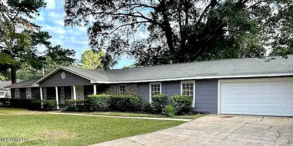 1204 Deerfield Lane, Jackson, MS 39211