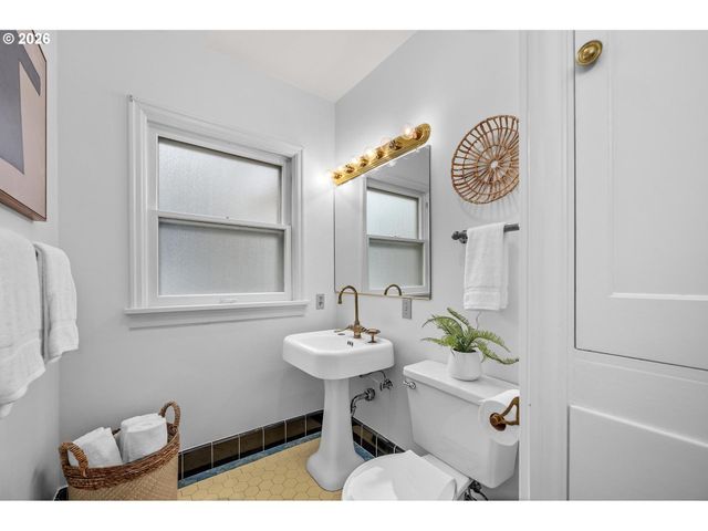 2328 Sw Madison St, Portland, OR 97205