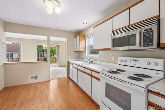2053 Maplehurst Drive, Commerce Twp, MI 48390