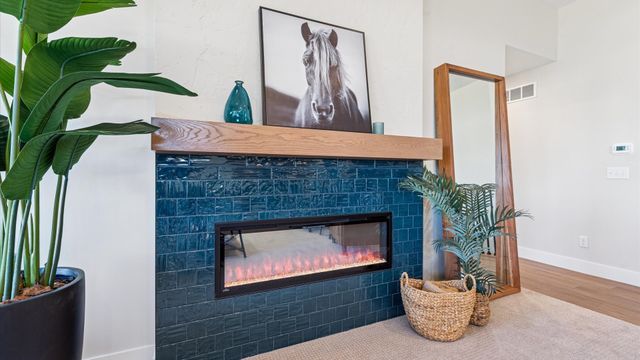 6214 College Avenue, Davenport, IA 52807