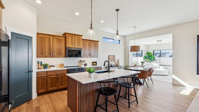 6214 College Avenue, Davenport, IA 52807