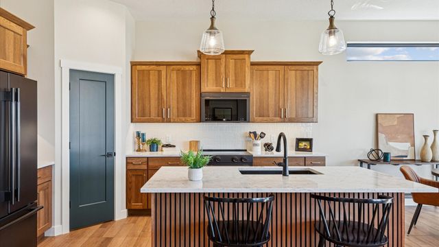 6214 College Avenue, Davenport, IA 52807