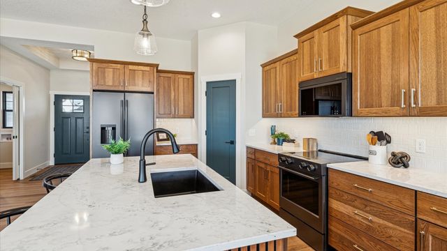 6214 College Avenue, Davenport, IA 52807