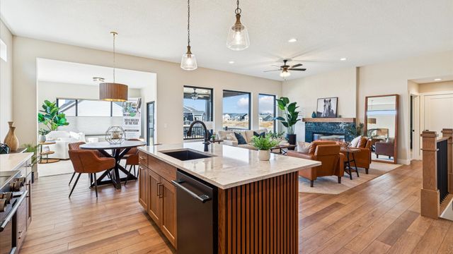 6214 College Avenue, Davenport, IA 52807