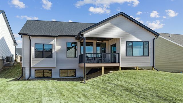 6214 College Avenue, Davenport, IA 52807