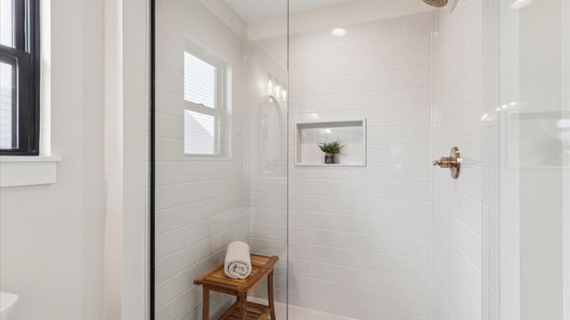 6214 College Avenue, Davenport, IA 52807