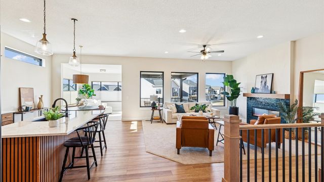 6214 College Avenue, Davenport, IA 52807