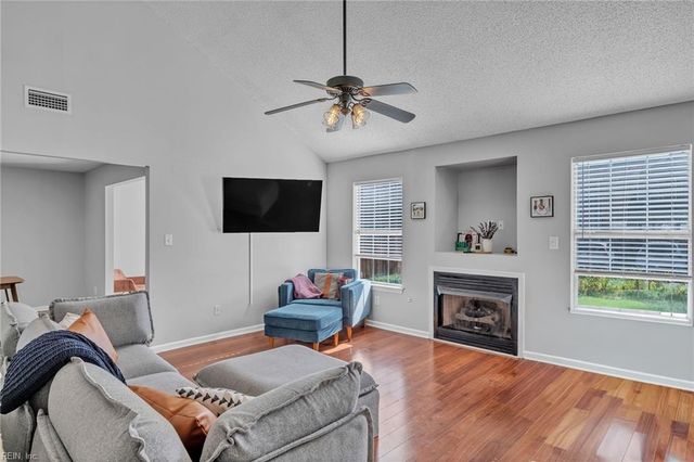 731 Oak Mill LN, Newport News, VA 23602