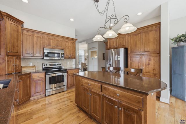 7323 SW Kings Forest RD, Topeka, KS 66610
