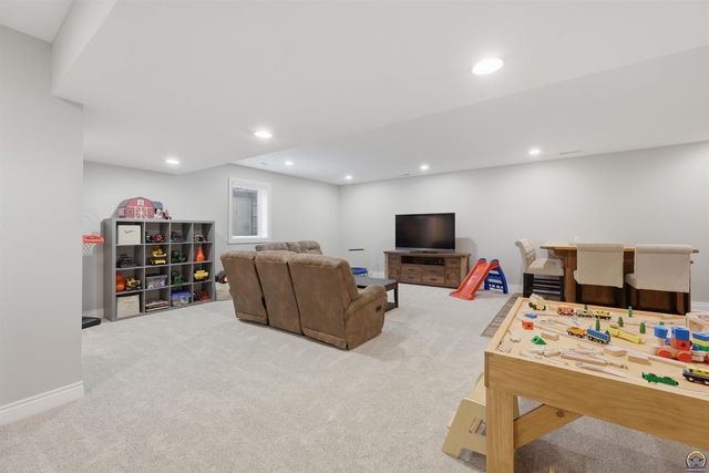 7323 SW Kings Forest RD, Topeka, KS 66610
