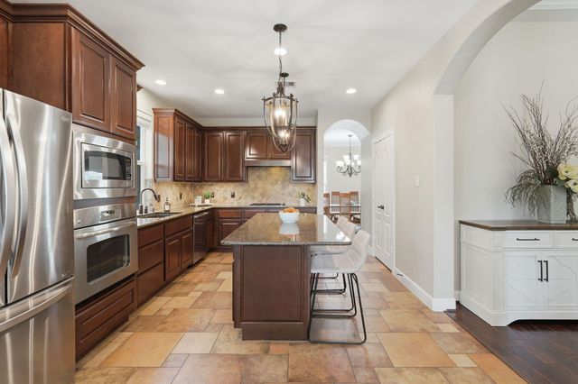 2 Indigo Bunting Place, The Woodlands, TX 77389