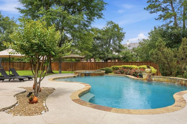2 Indigo Bunting Place, The Woodlands, TX 77389