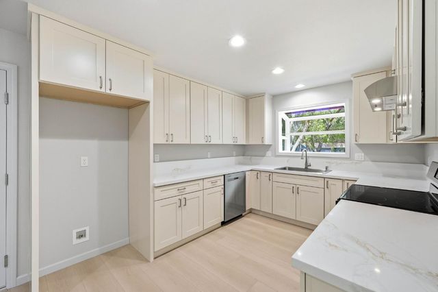 3245 Ray Cir, Auburn, CA 95602