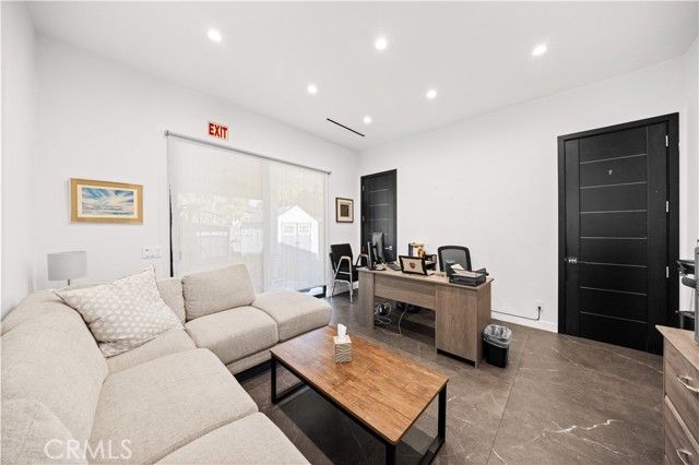 22913 Burbank, Woodland Hills (los Angeles), CA 91367