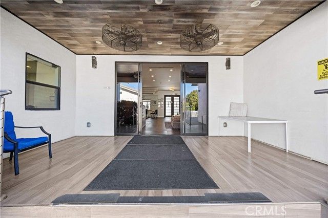 22913 Burbank, Woodland Hills (los Angeles), CA 91367