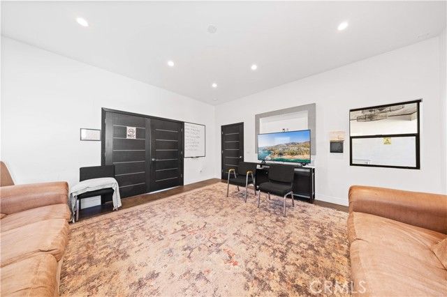 22913 Burbank, Woodland Hills (los Angeles), CA 91367